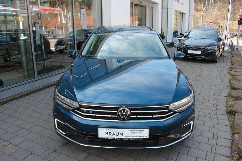 Gebraucht VW Passat GTE 156 PS (114 kW) 2022 Aquamarinblau Kombi