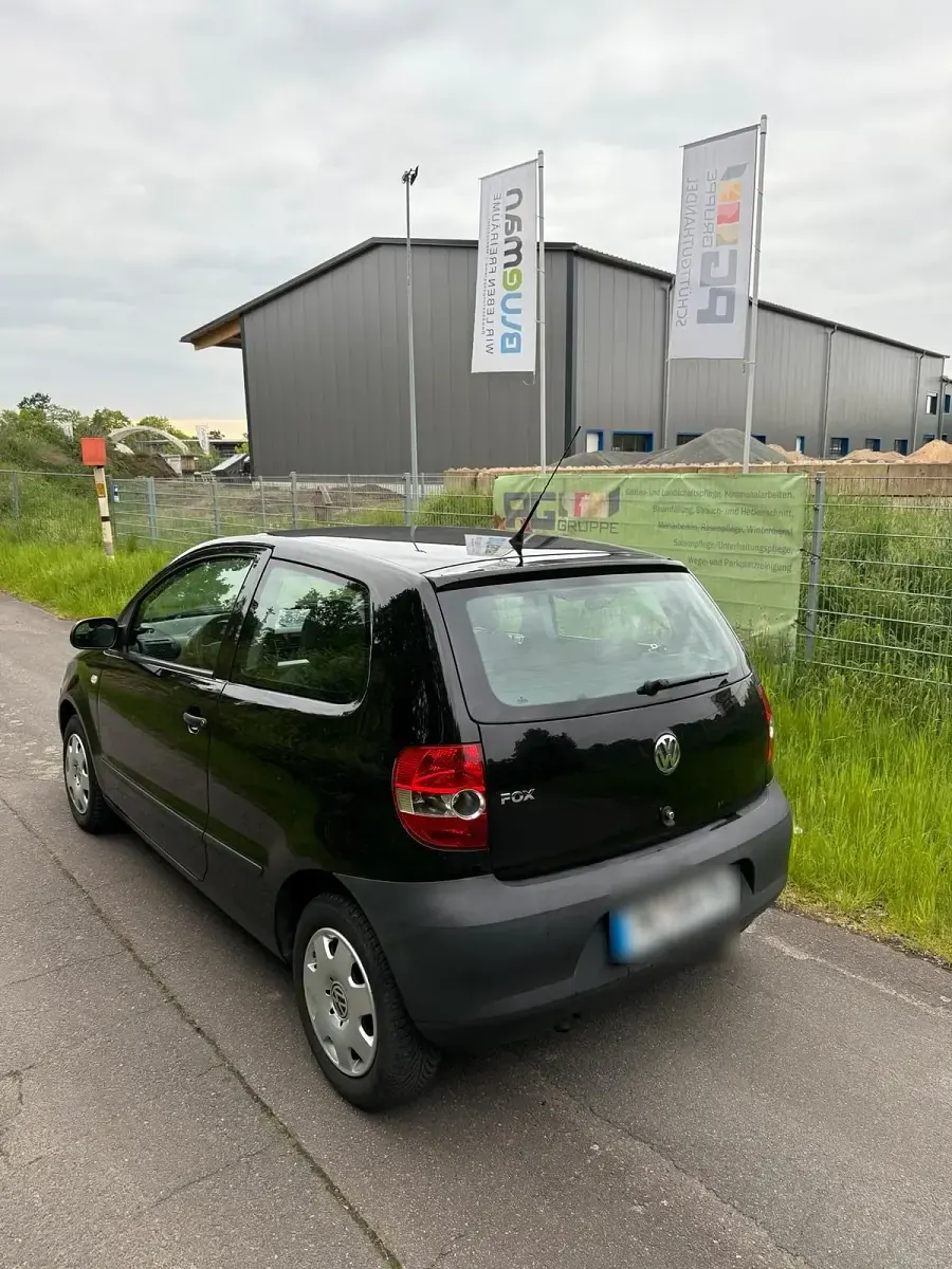 Gebraucht VW Fox 60 PS (44 kW) 2011 Schwarz Kleinwagen