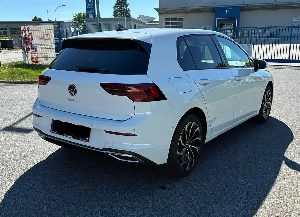 Gebraucht VW Golf VII Active 131 PS (96 kW) 2022 Weiß Limousine