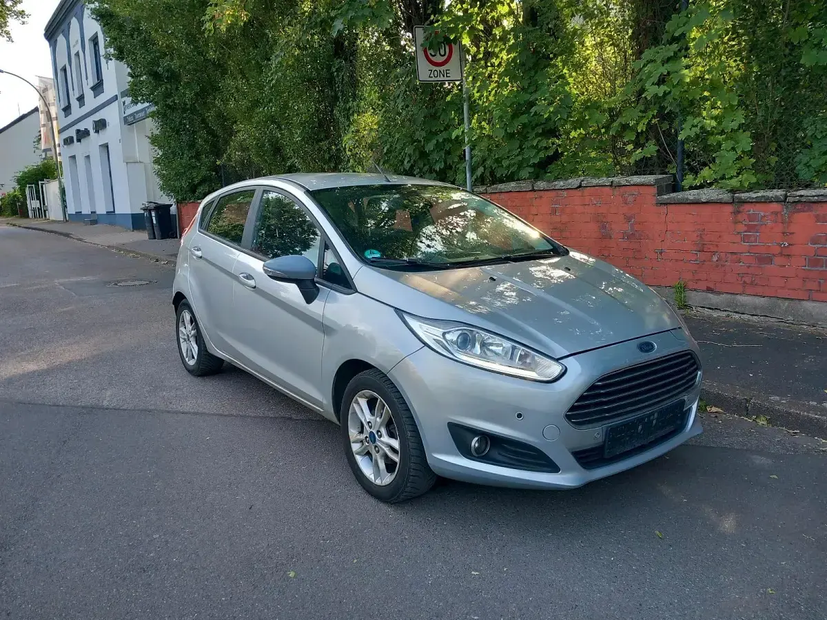 Gebraucht Ford Fiesta 65 PS (47 kW) 2015 Grau Kleinwagen