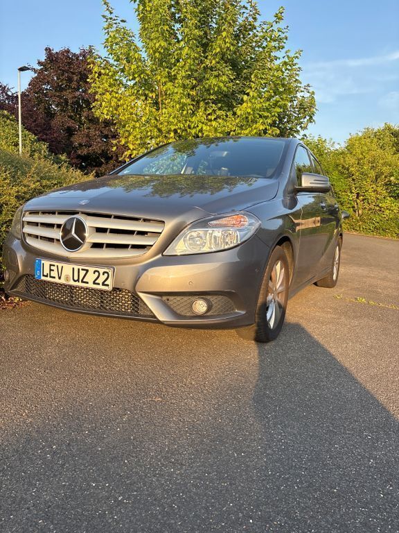 Grau Gebraucht 2014 Mercedes B180 Van / Kleinbus | 12.900 € (Guter Preis) - Bild 1/4