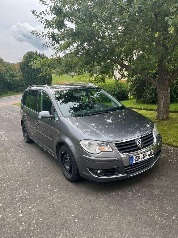 Grau Gebraucht 2007 VW Touran Van / Kleinbus | 5.050 € (Fairer Preis) - Bild 1/4