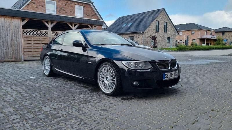 Schwarz Gebraucht 2011 BMW 330 Performance Coupé | 15.495 € (Fairer Preis) - Bild 1/4