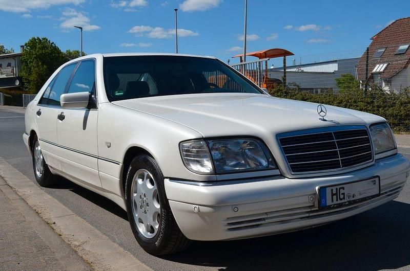 Weiß Gebraucht 1988 Mercedes 300 Limousine | 13.900 € - Bild 1/4