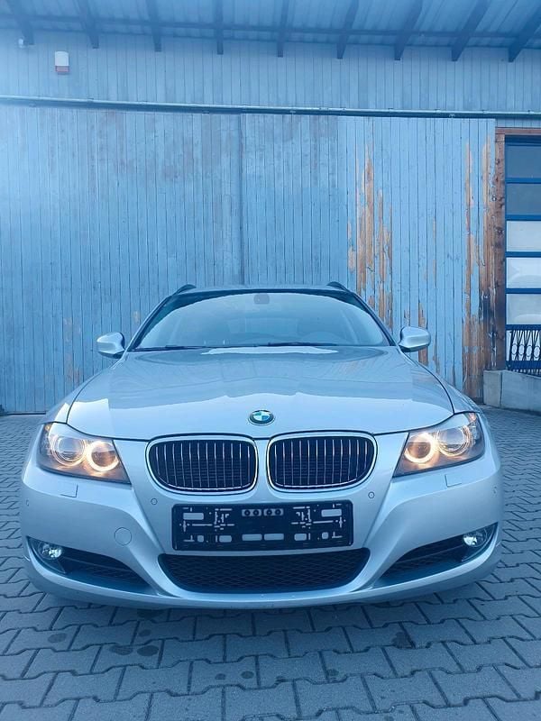 Silber Gebraucht 2011 BMW 330 Kombi | 10.990 € (Superpreis) - Bild 1/4