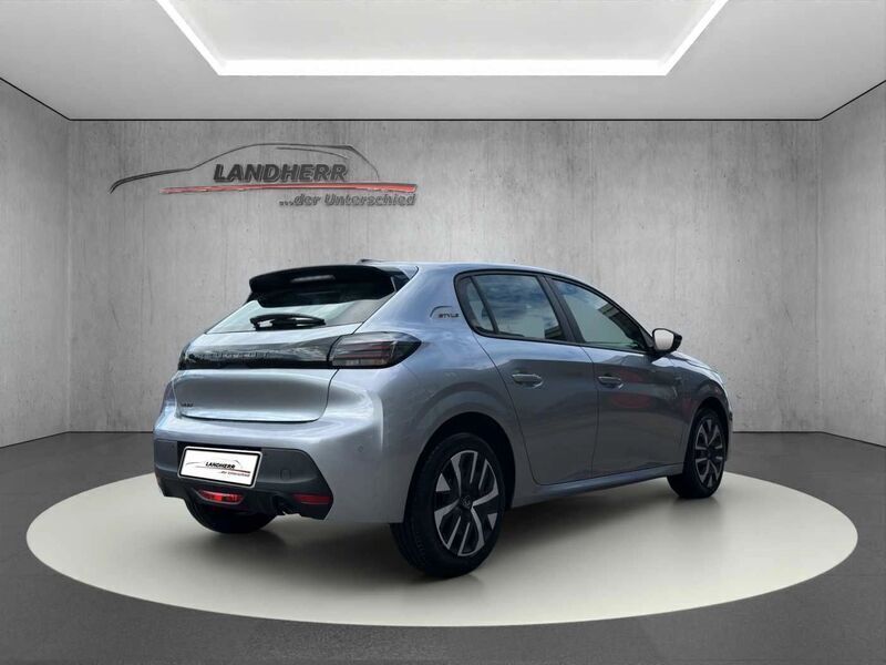 Grau Neu 2025 Peugeot 208 Style Kleinwagen | 23.262 € (Etwas zu teuer) - Bild 1/4