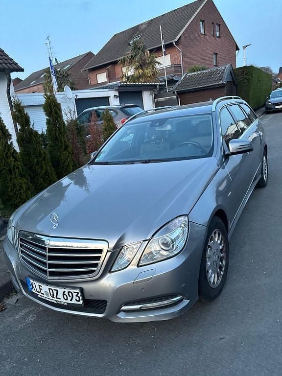 Gebraucht Mercedes E250 Avantgarde 204 PS (150 kW) 2010 Grau Limousine