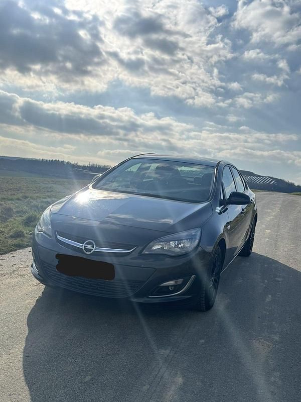 Gebraucht Opel Astra 140 PS (102 kW) 2013 Schwarz Limousine