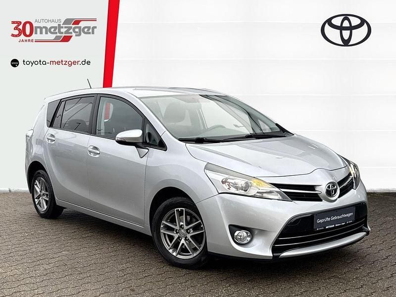 Silber Gebraucht 2015 Toyota Verso Comfort Van / Kleinbus | 11.220 € (Fairer Preis) - Bild 1/4