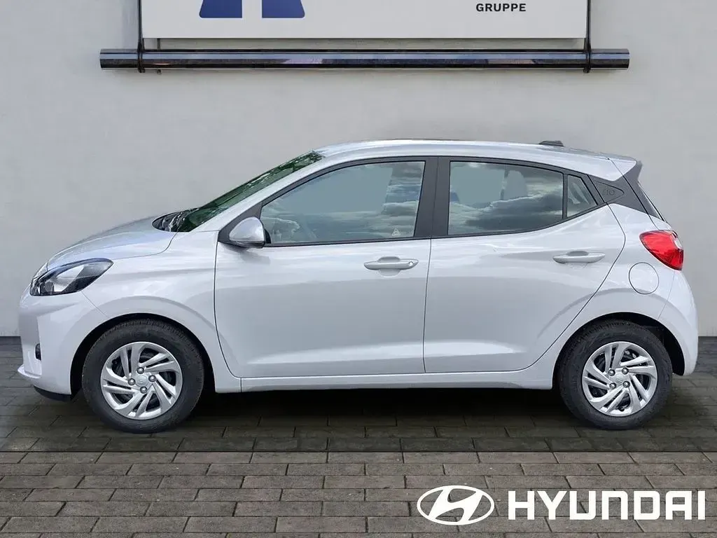 Neu Hyundai i10 63 PS (46 kW) 2025 Grau Kleinwagen