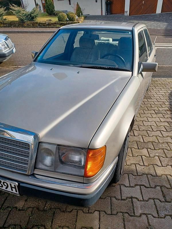 Gebraucht Mercedes 300 113 PS (83 kW) 1991 Limousine