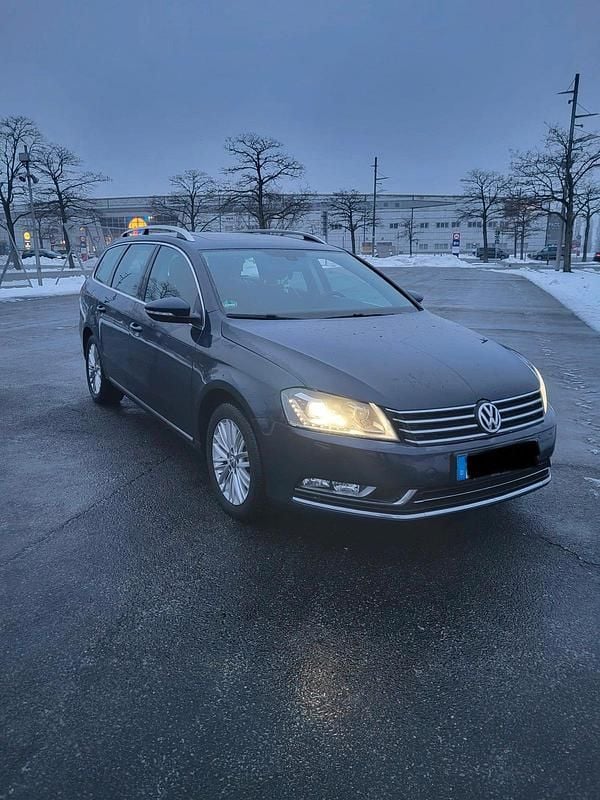 Gebraucht VW Passat 140 PS (102 kW) 2012 Blau Kombi