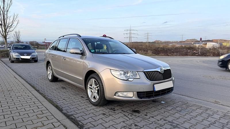 Gold Gebraucht 2010 Skoda Superb Ambition Kombi | 3.990 € - Bild 1/4