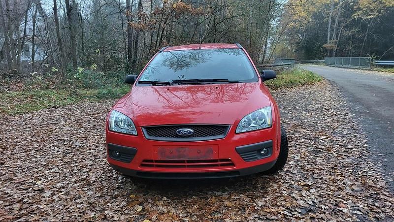 Rot Gebraucht 2006 Ford Focus Kombi | 2.000 € (Fairer Preis) - Bild 1/4