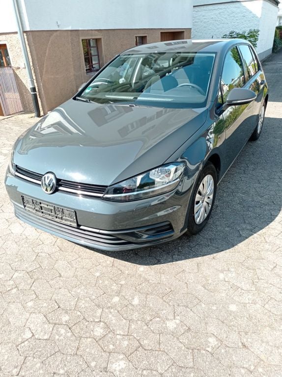 Braun Gebraucht 2019 VW Golf VII Trendline Limousine | 12.650 € (Guter Preis) - Bild 1/4