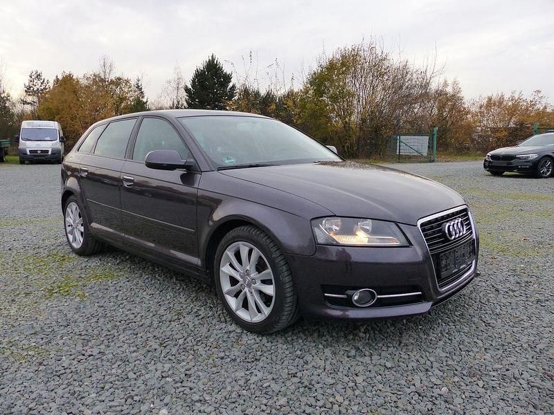 Grau Gebraucht 2013 Audi A3 Ambition Limousine | 8.300 € (Superpreis) - Bild 1/4