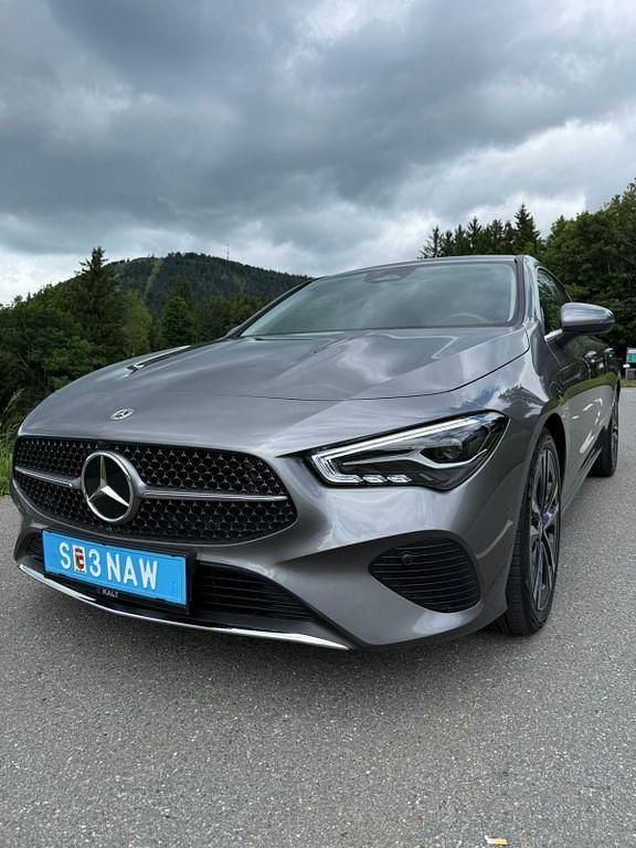 Grau Gebraucht 2024 Mercedes CLA200 Shooting Brake Kombi | 29.950 € (Guter Preis) - Bild 1/4