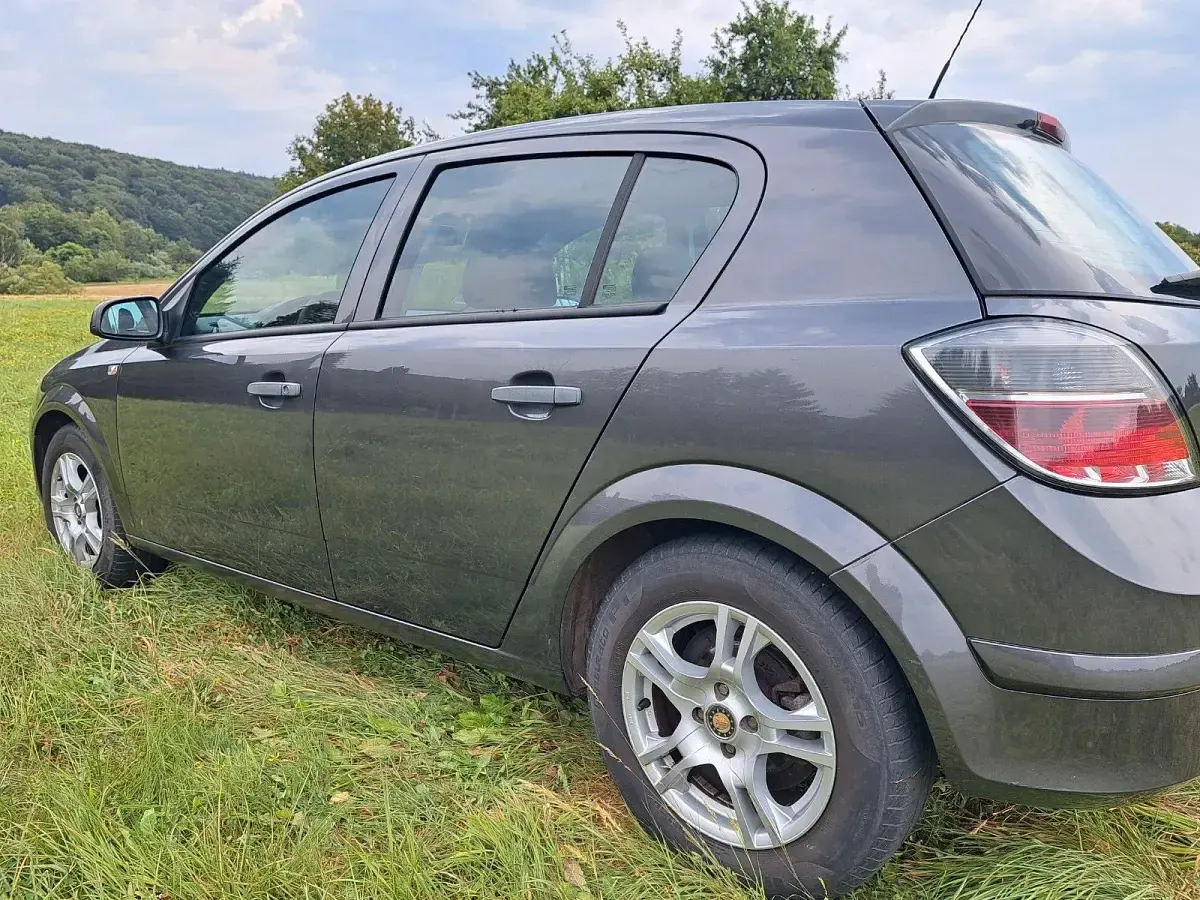 Gebraucht Opel Astra 90 PS (66 kW) 2009 Silber Limousine