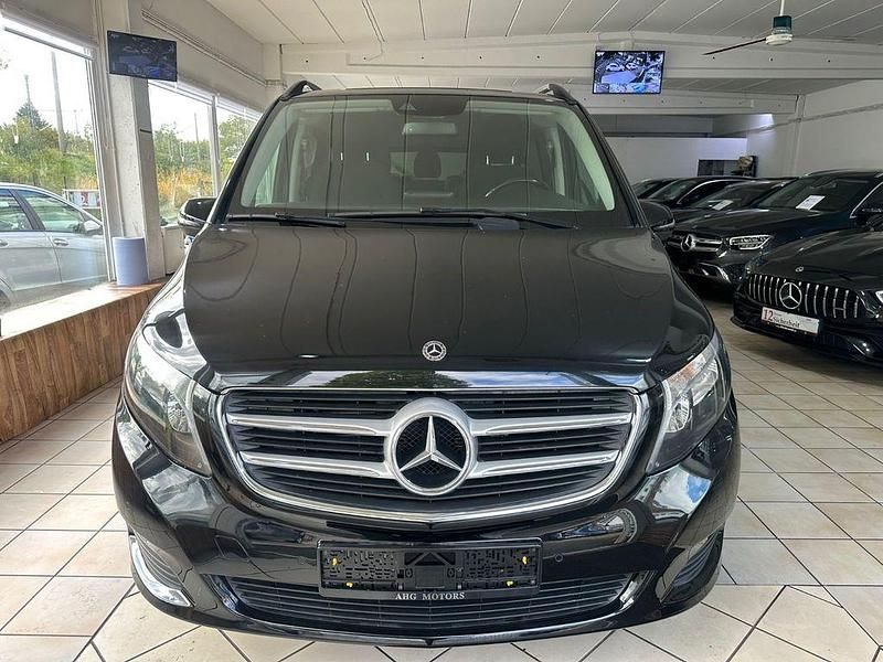 Schwarz Gebraucht 2018 Mercedes V220 Edition Van / Kleinbus | 29.988 € (Guter Preis) - Bild 1/4