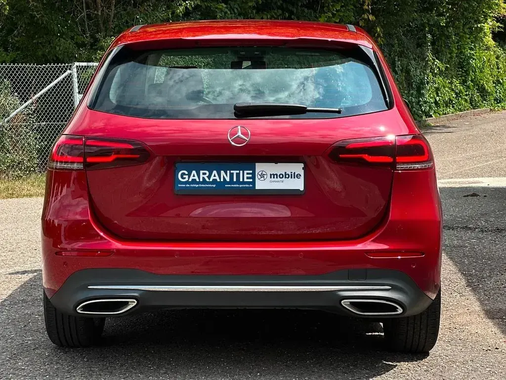 Gebraucht Mercedes B180 136 PS (100 kW) 2022 Rot Kleinwagen