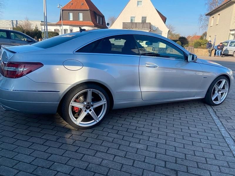 Gebraucht Mercedes E350 231 PS (169 kW) 2009 Silber Coupé