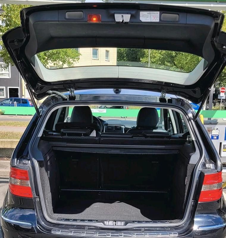 Schwarz Gebraucht 2011 Mercedes B180 Van / Kleinbus | 6.500 € - Bild 1/4