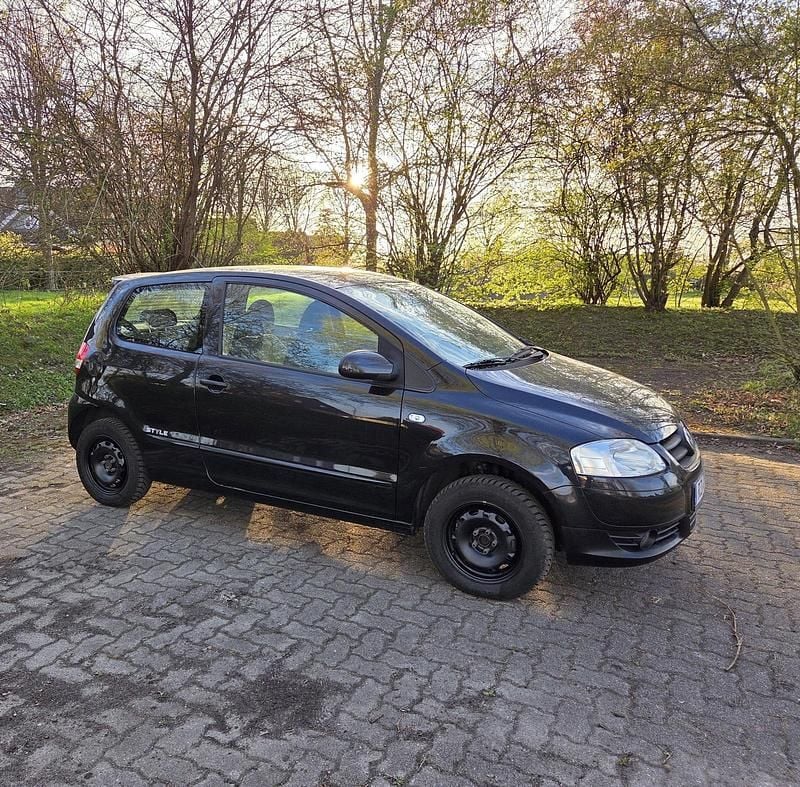 Gebraucht VW Fox Style 60 PS (44 kW) 2011 Schwarz Kleinwagen