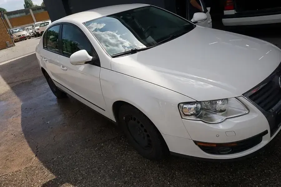 Gebraucht VW Passat Trendline 140 PS (102 kW) 2010 Weiß Limousine