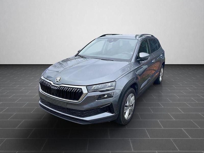 Graphitegrau metallic (metallic) Gebraucht 2025 Skoda Karoq SUV | 32.900 € (Guter Preis) - Bild 1/4