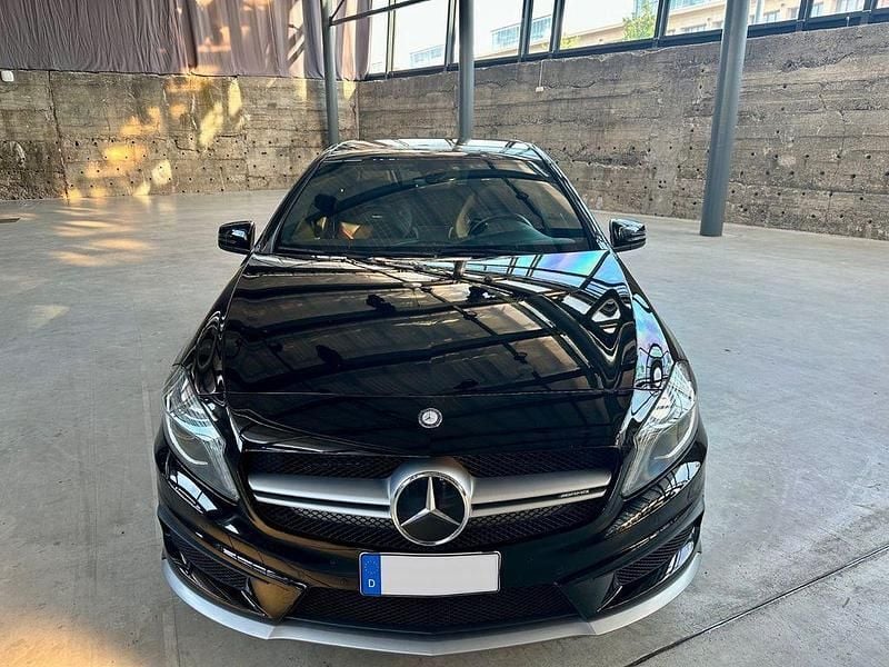 Schwarz Gebraucht 2015 Mercedes A45 AMG AMG Limousine | 24.900 € (Fairer Preis) - Bild 1/4