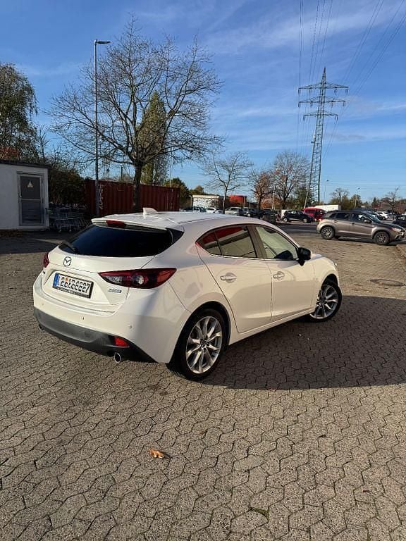 Weiß Gebraucht 2015 Mazda 3 Sports-Line Limousine | 11.200 € (Fairer Preis) - Bild 1/4
