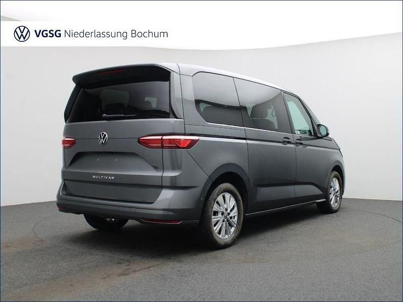 Gebraucht VW Multivan Basis 150 PS (110 kW) 2025 Grau Van