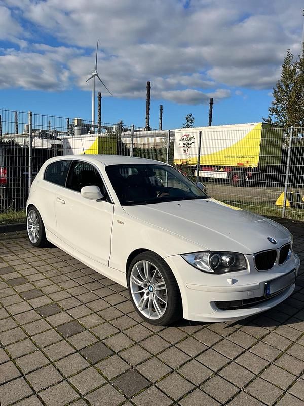 Weiß Gebraucht 2009 BMW 116 Kleinwagen | 5.500 € - Bild 1/4
