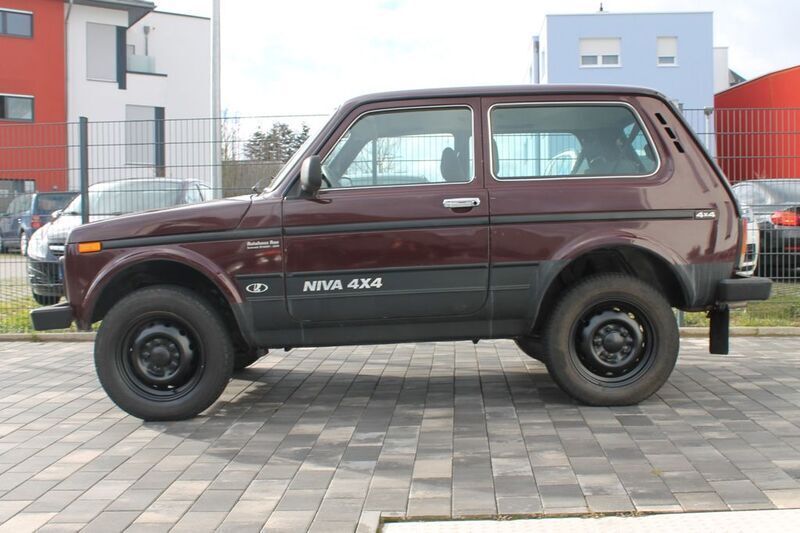 Second-hand Lada niva 83 CP (61 kW) 2010 Roșu SUV