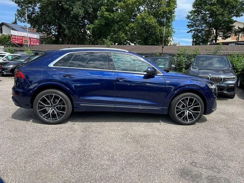 Blau Gebraucht 2023 Audi Q8 S-Line SUV | 66.900 € - Bild 1/4