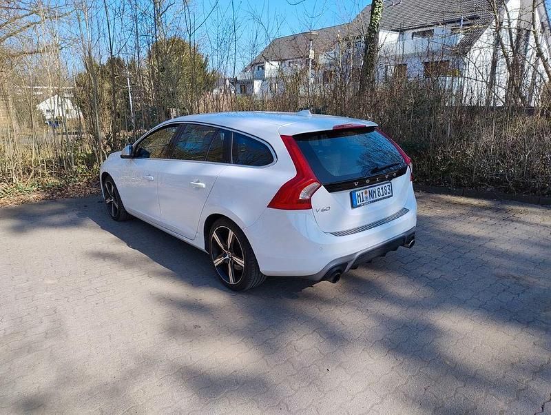 Gebraucht Volvo V60 R-Design 152 PS (111 kW) 2018 Weiß Kombi