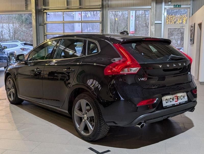 Gebraucht Volvo V40 Momentum 120 PS (88 kW) 2018 Schwarz Limousine