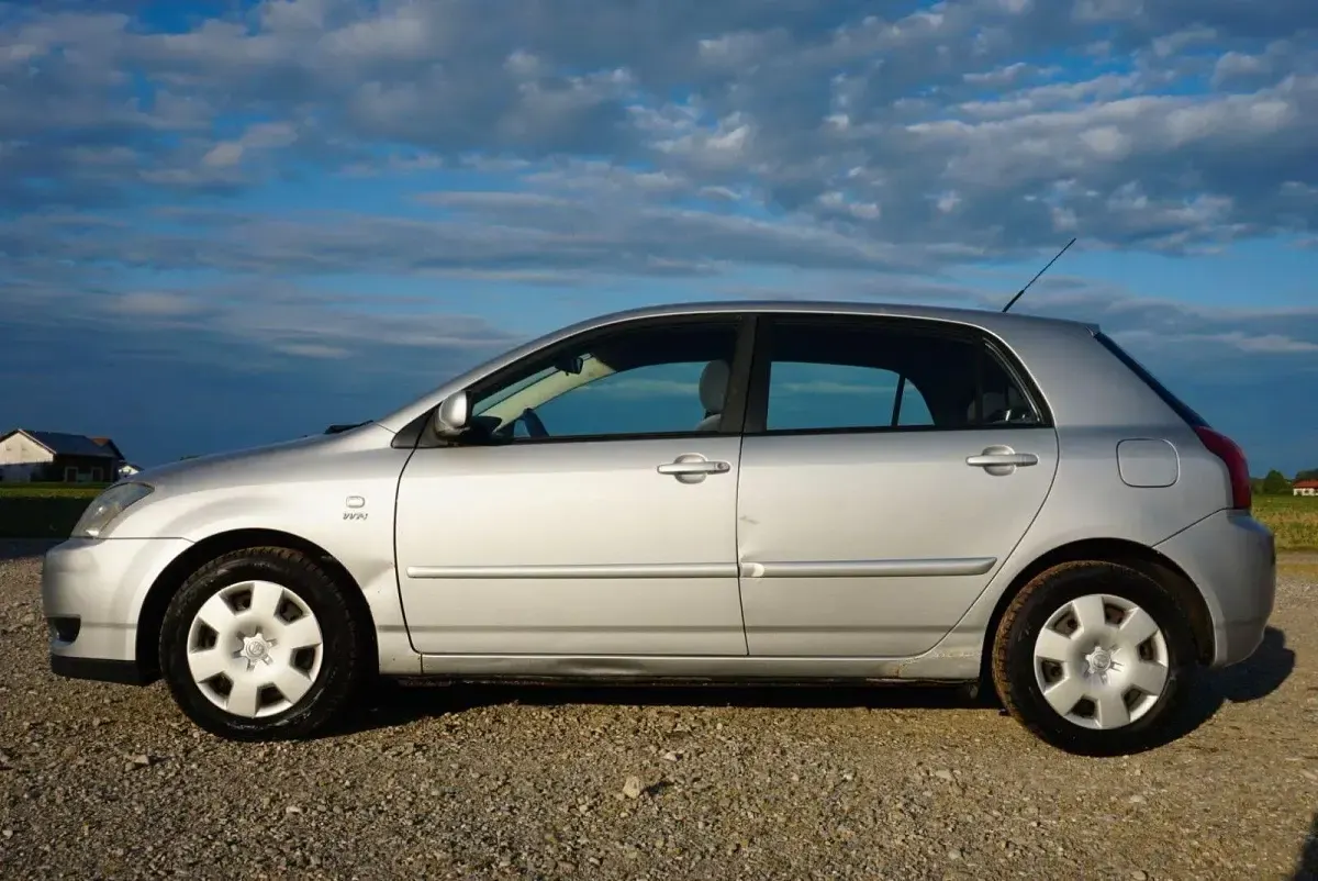 Gebraucht Toyota Corolla 97 PS (71 kW) 2003 Silber Kleinwagen