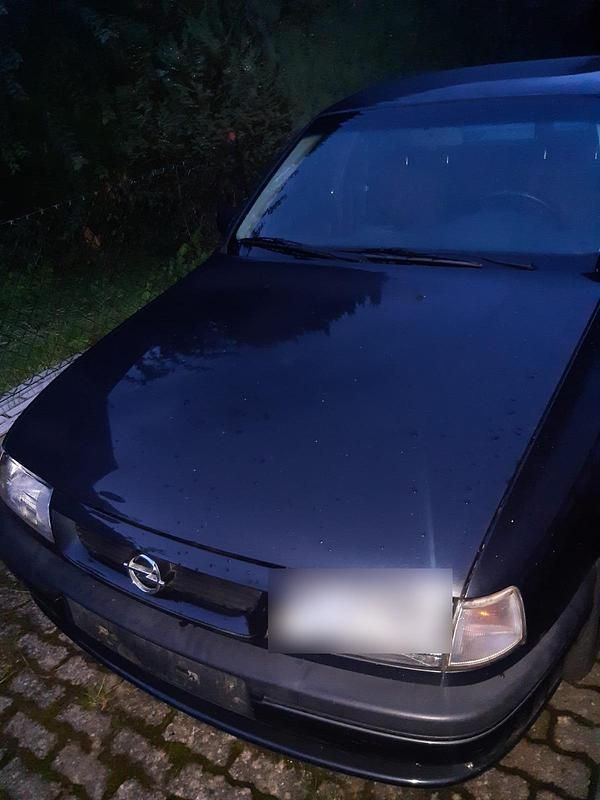 Schwarz Gebraucht 1995 Opel Vectra Limousine | 2.299 € - Bild 1/4