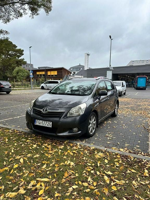 Grau Gebraucht 2011 Toyota Verso Life Van / Kleinbus | 4.900 € (Fairer Preis) - Bild 1/4