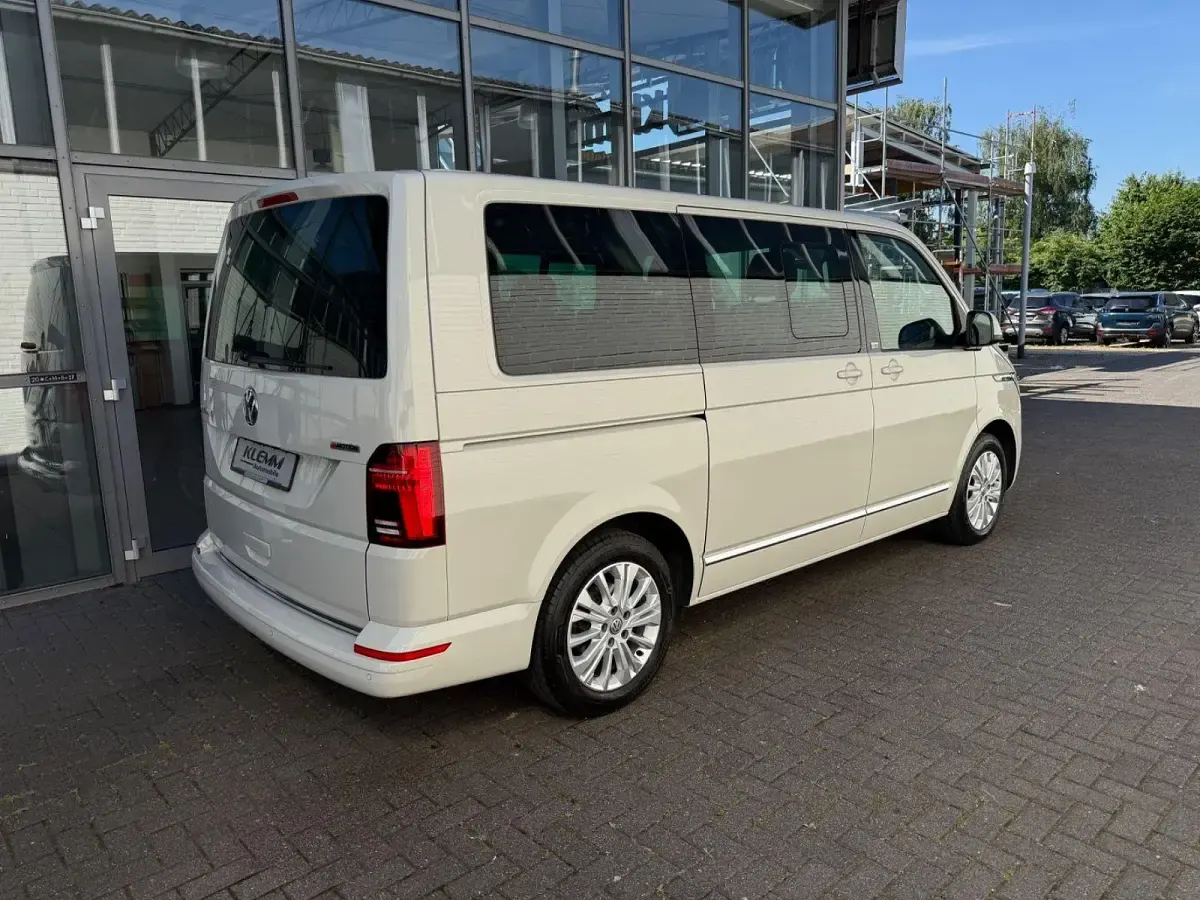 Gebraucht VW Multivan 204 PS (150 kW) 2022 Grau Van / Kleinbus