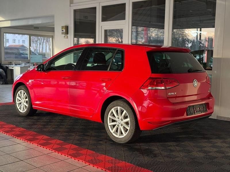 Gebraucht VW Golf VII LOUNGE 86 PS (63 kW) 2016 Rot Limousine