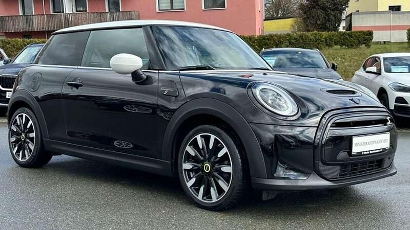 Gebraucht Mini Cooper SE 135 kW (184 PS) 2022 Midnight black metallic Kleinwagen
