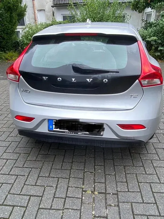 Gebraucht Volvo V40 122 PS (89 kW) 2016 Silber Limousine