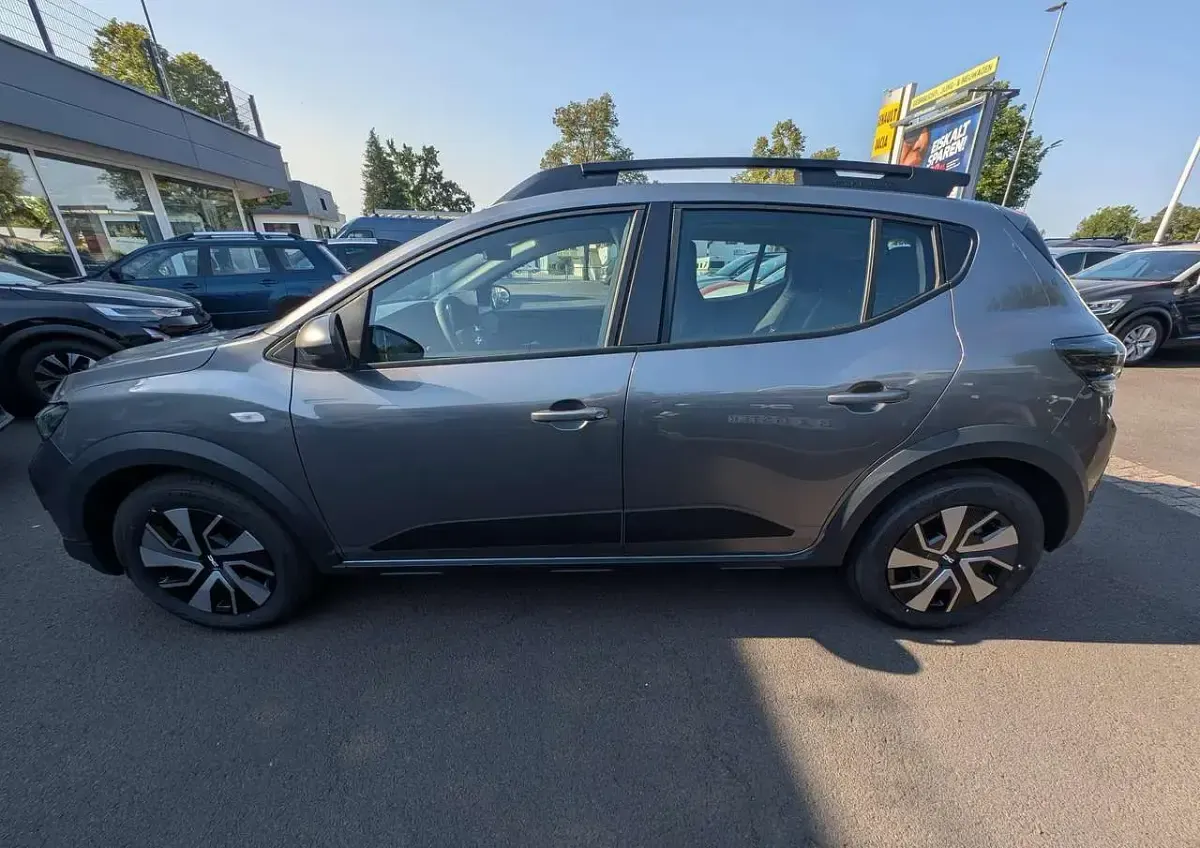 Neu Dacia Sandero Expression 122 PS (89 kW) 2026 Schiefer grau SUV