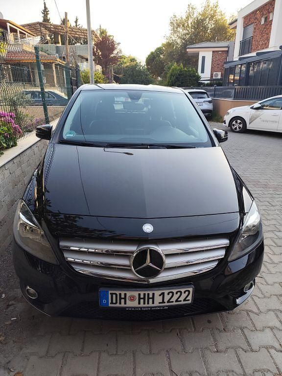 Schwarz Gebraucht 2012 Mercedes B180 Van / Kleinbus | 11.100 € (Guter Preis) - Bild 1/4