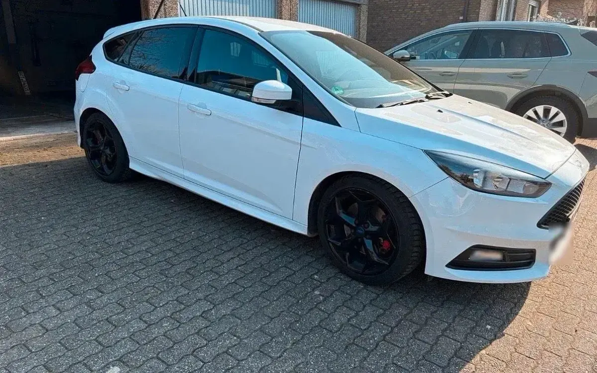 Gebraucht Ford Focus ST 250 PS (183 kW) 2016 Weiß Limousine
