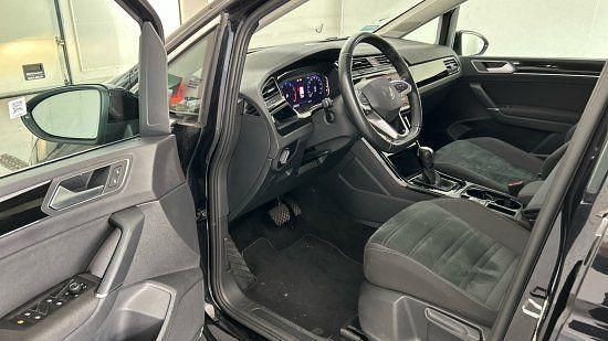 Gebraucht VW Touran Highline 150 PS (110 kW) 2023 Schwarz Van / Kleinbus