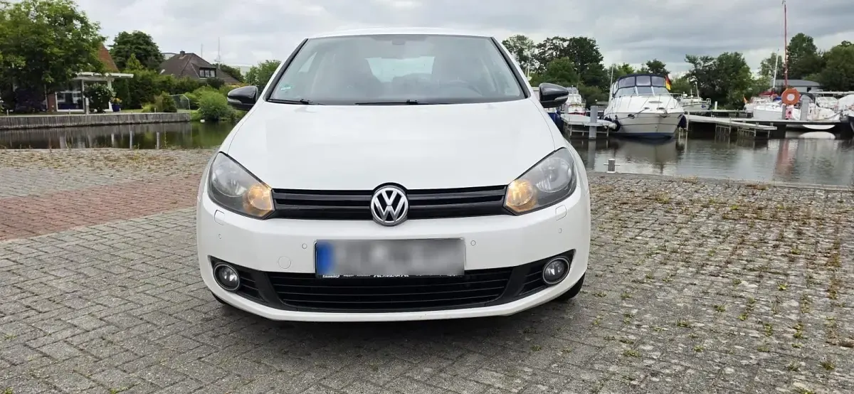 Gebraucht VW Golf VI 105 PS (77 kW) 2012 Weiß Kleinwagen