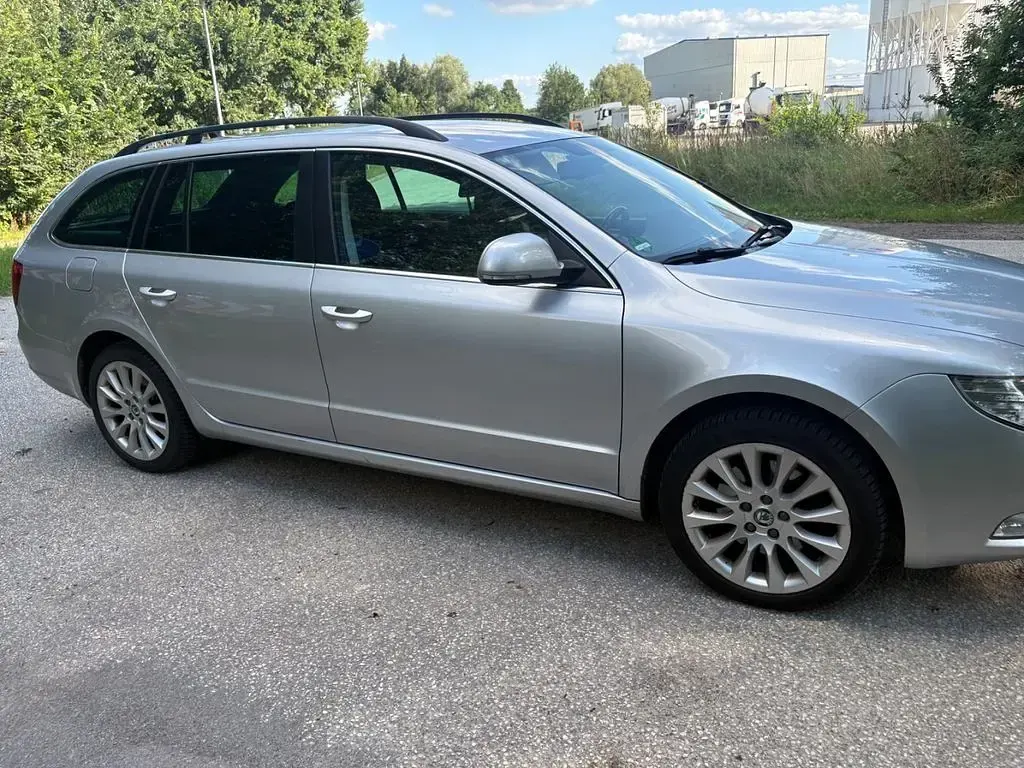 Gebraucht Skoda Superb Ambition 140 PS (102 kW) 2013 Grau Kombi